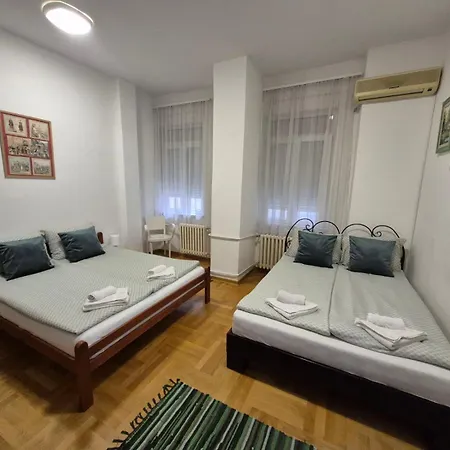 Authentic Centre #2, Four Bedrooms, One Full Bathroom, One Toilet Апартаменты *