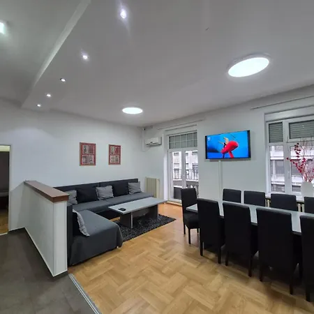 Authentic Centre #2, Four Bedrooms, One Full Bathroom, One Toilet Апартаменты