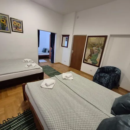 Апартаменты Authentic Centre #2, Four Bedrooms, One Full Bathroom, One Toilet