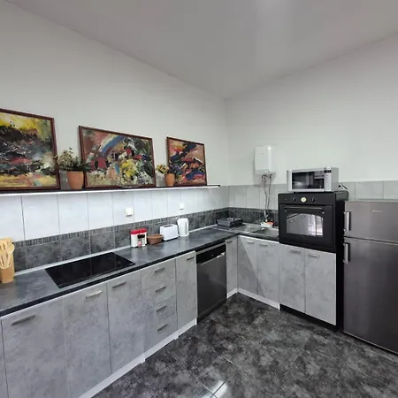 Authentic Centre #2, Four Bedrooms, One Full Bathroom, One Toilet Апартаменты *