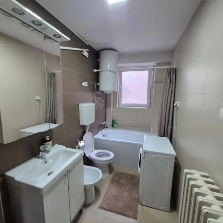 Authentic Centre #2, Four Bedrooms, One Full Bathroom, One Toilet Апартаменты