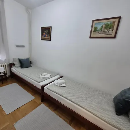 Authentic Centre #2, Four Bedrooms, One Full Bathroom, One Toilet Апартаменты
