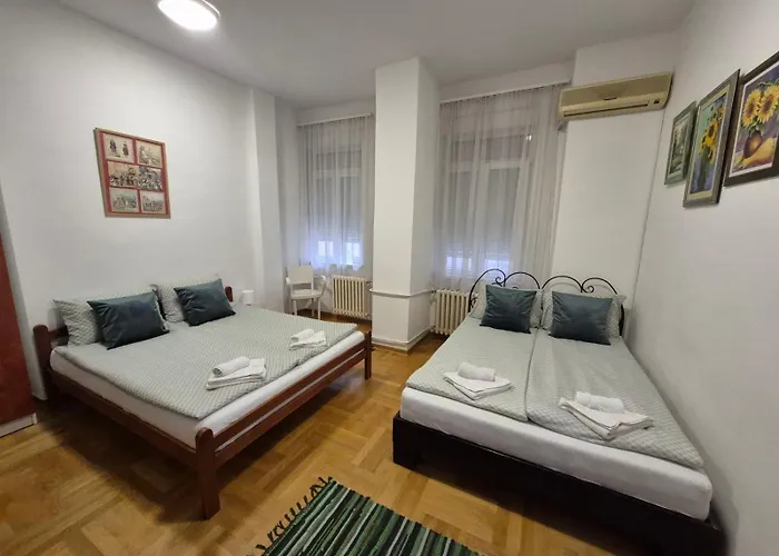 Authentic Centre #2, Four Bedrooms, One Full Bathroom, One Toilet アパート *