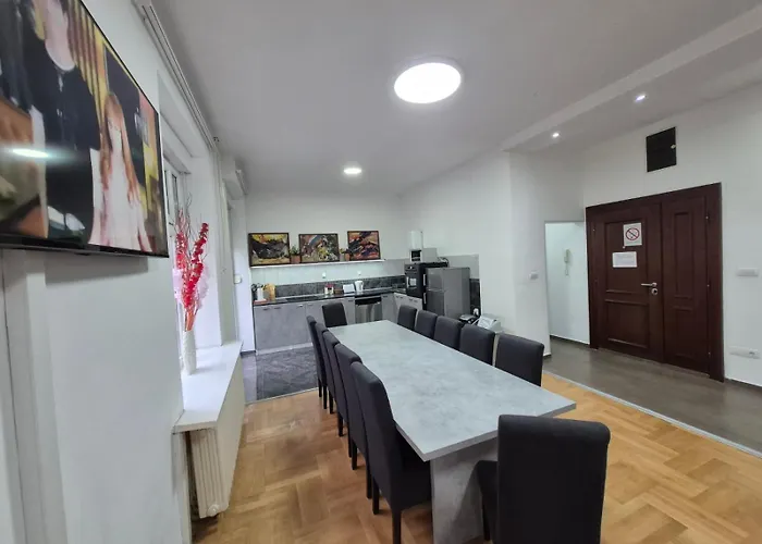 アパート Authentic Centre #2, Four Bedrooms, One Full Bathroom, One Toilet *