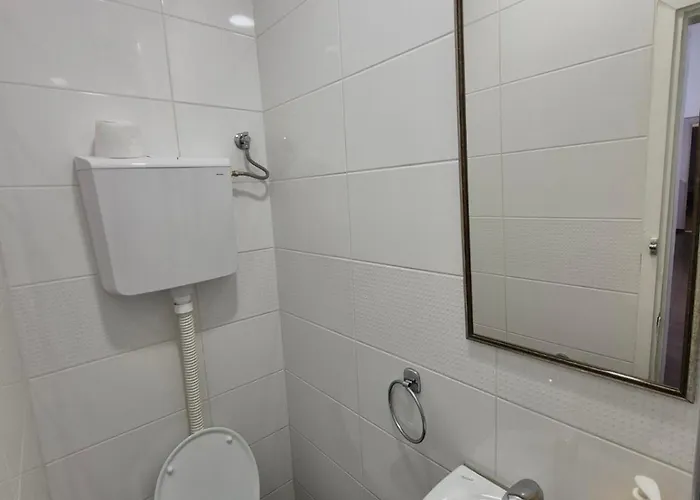 Authentic Centre #2, Four Bedrooms, One Full Bathroom, One Toilet * ベオグラード