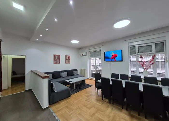 Authentic Centre #2, Four Bedrooms, One Full Bathroom, One Toilet アパート