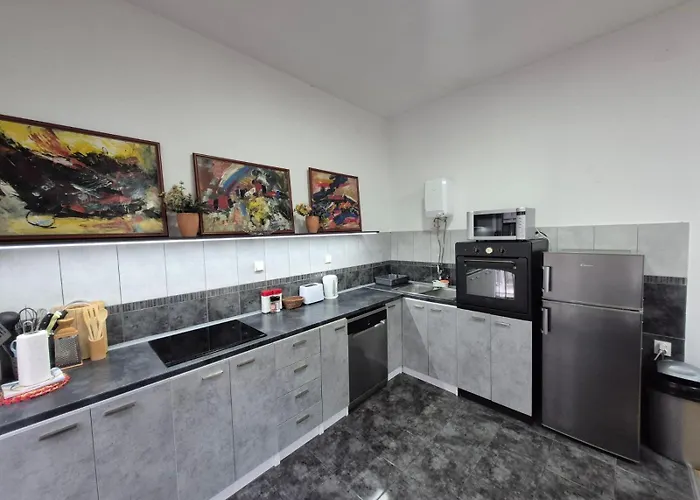 Authentic Centre #2, Four Bedrooms, One Full Bathroom, One Toilet アパート *