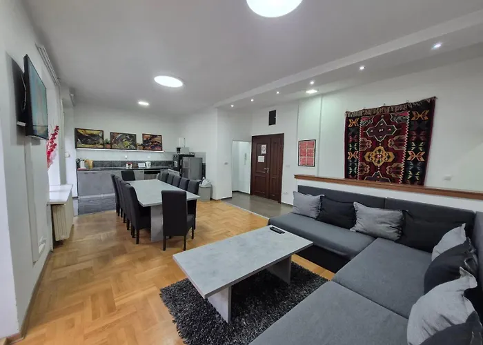 アパート Authentic Centre #2, Four Bedrooms, One Full Bathroom, One Toilet *