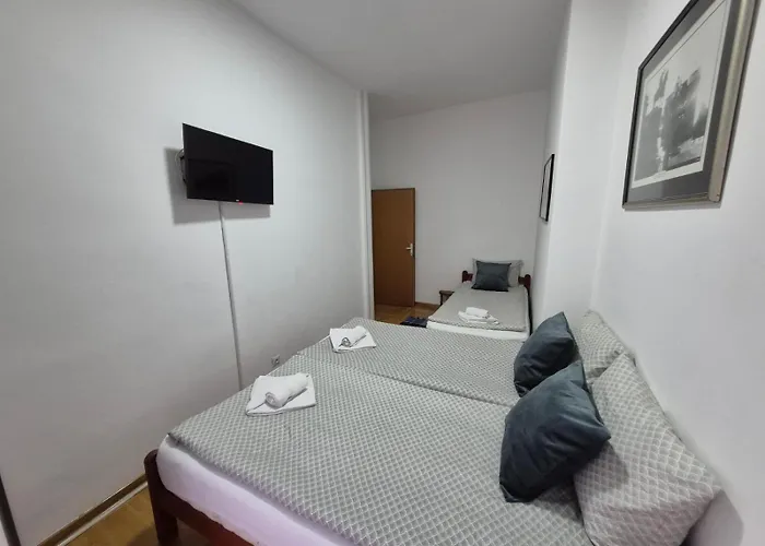 アパート Authentic Centre #2, Four Bedrooms, One Full Bathroom, One Toilet ベオグラード