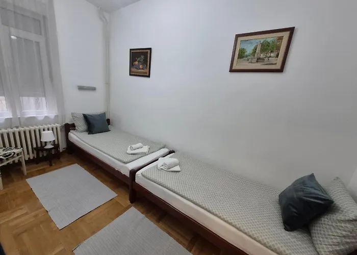 Authentic Centre #2, Four Bedrooms, One Full Bathroom, One Toilet アパート